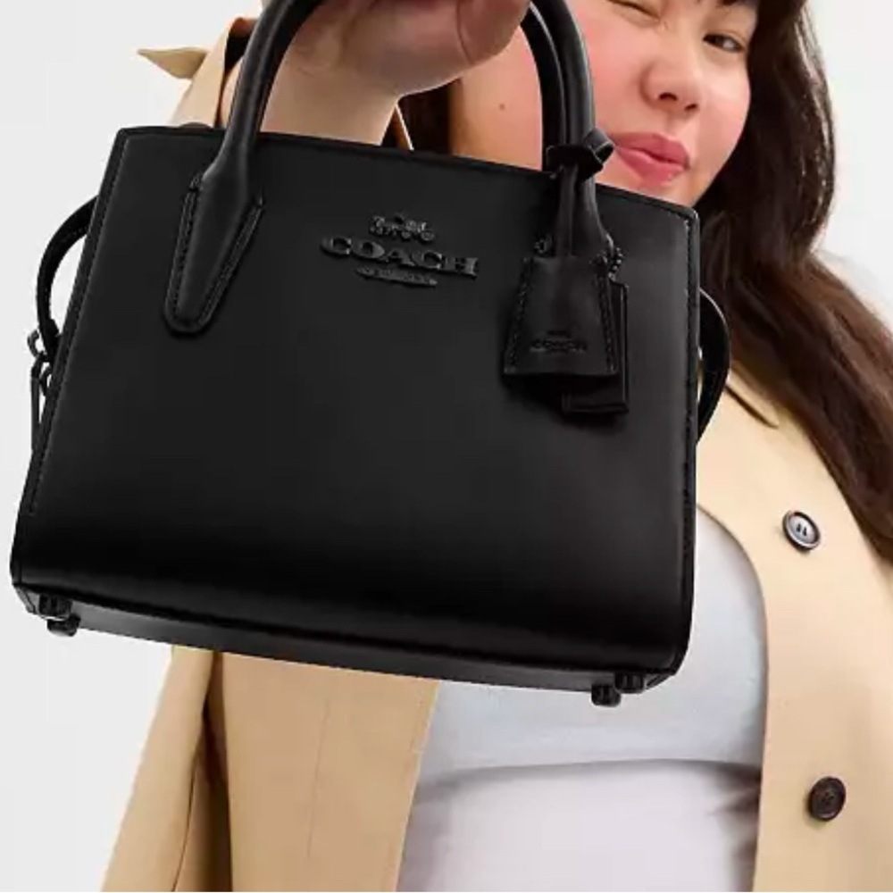 EUC Coach Andrea Carryall - middle size…not too large and not too small! 🖤